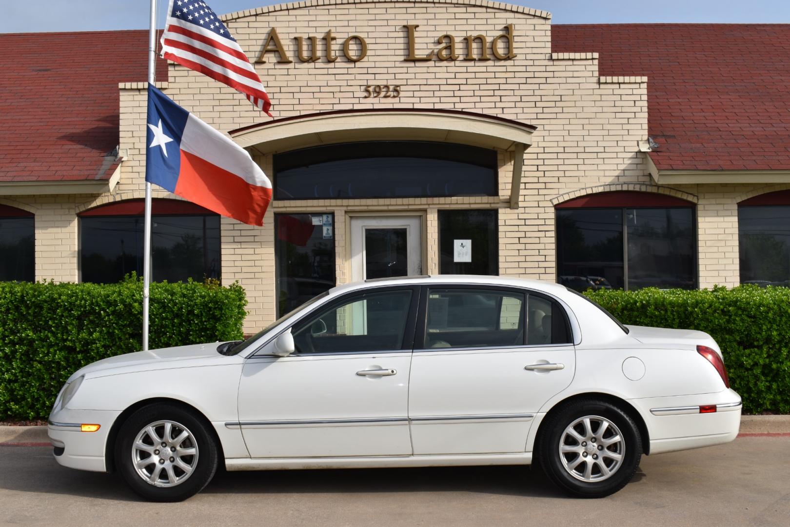 2008 White /Gray Kia Amanti (KNALD125X85) with an V6 3.8L engine, 5 SPEED AUTOMATIC transmission, located at 5925 E. BELKNAP ST., HALTOM CITY, TX, 76117, (817) 834-4222, 32.803799, -97.259003 - Deciding to purchase a 2008 Kia Amanti sedan depends on your specific needs and preferences, but there are several potential benefits to consider: Value for Money: The Kia Amanti was known for offering a lot of features for its price point, making it a compelling option for buyers looking for a wel - Photo#1